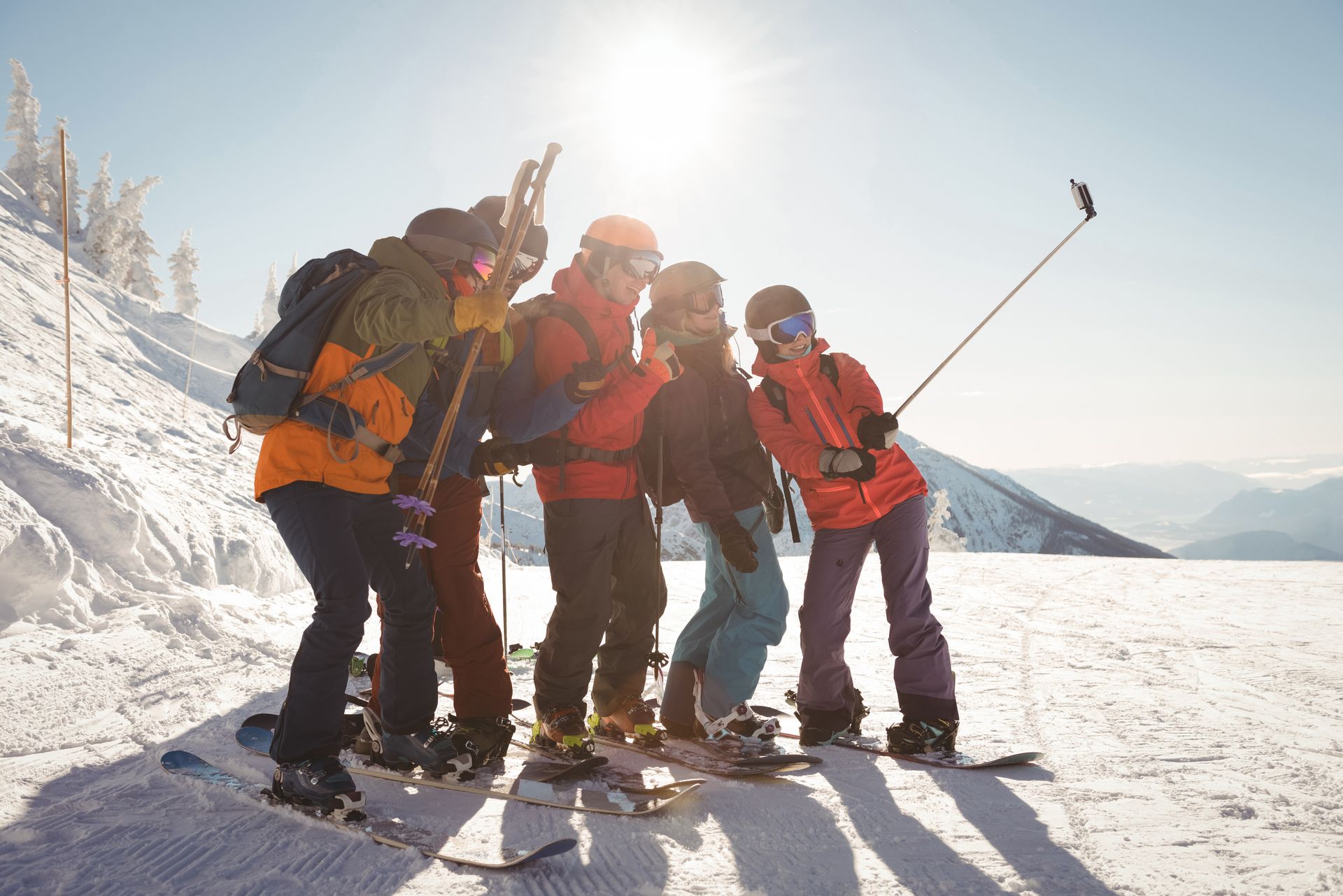 Un grupo de personas se está tomando un selfie en la nieve.