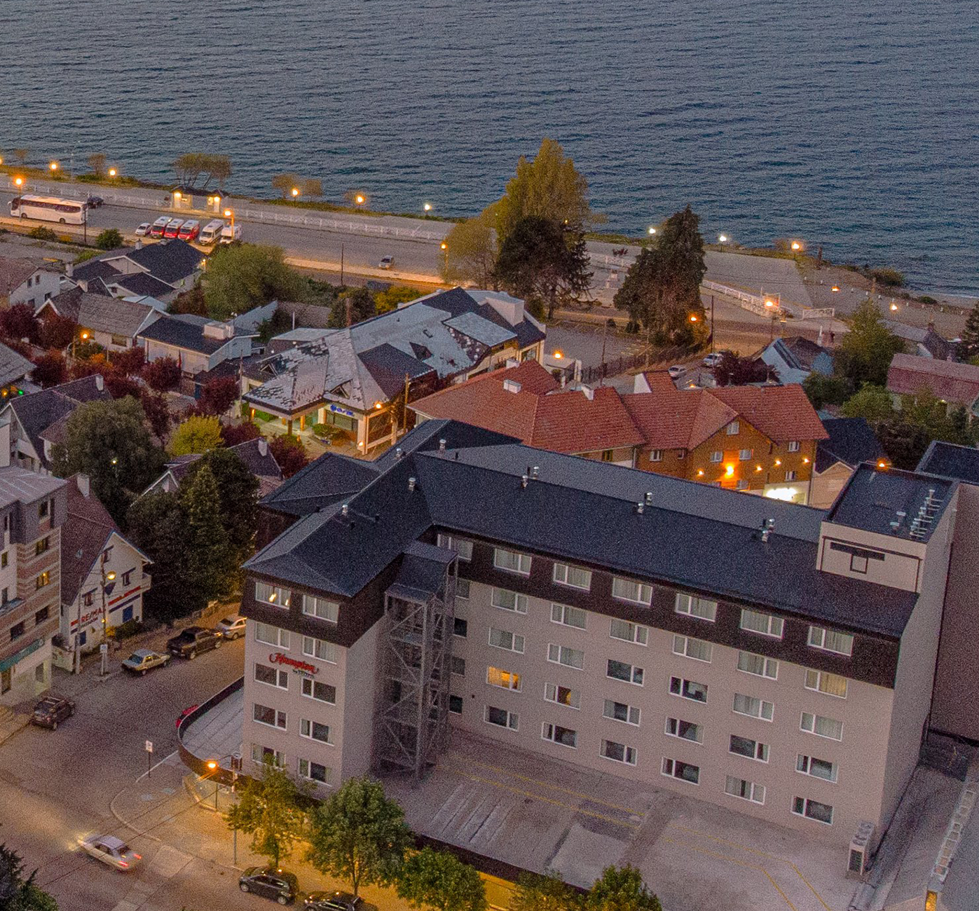 Imagen aérea del hotel Hampton by Hilton Bariloche