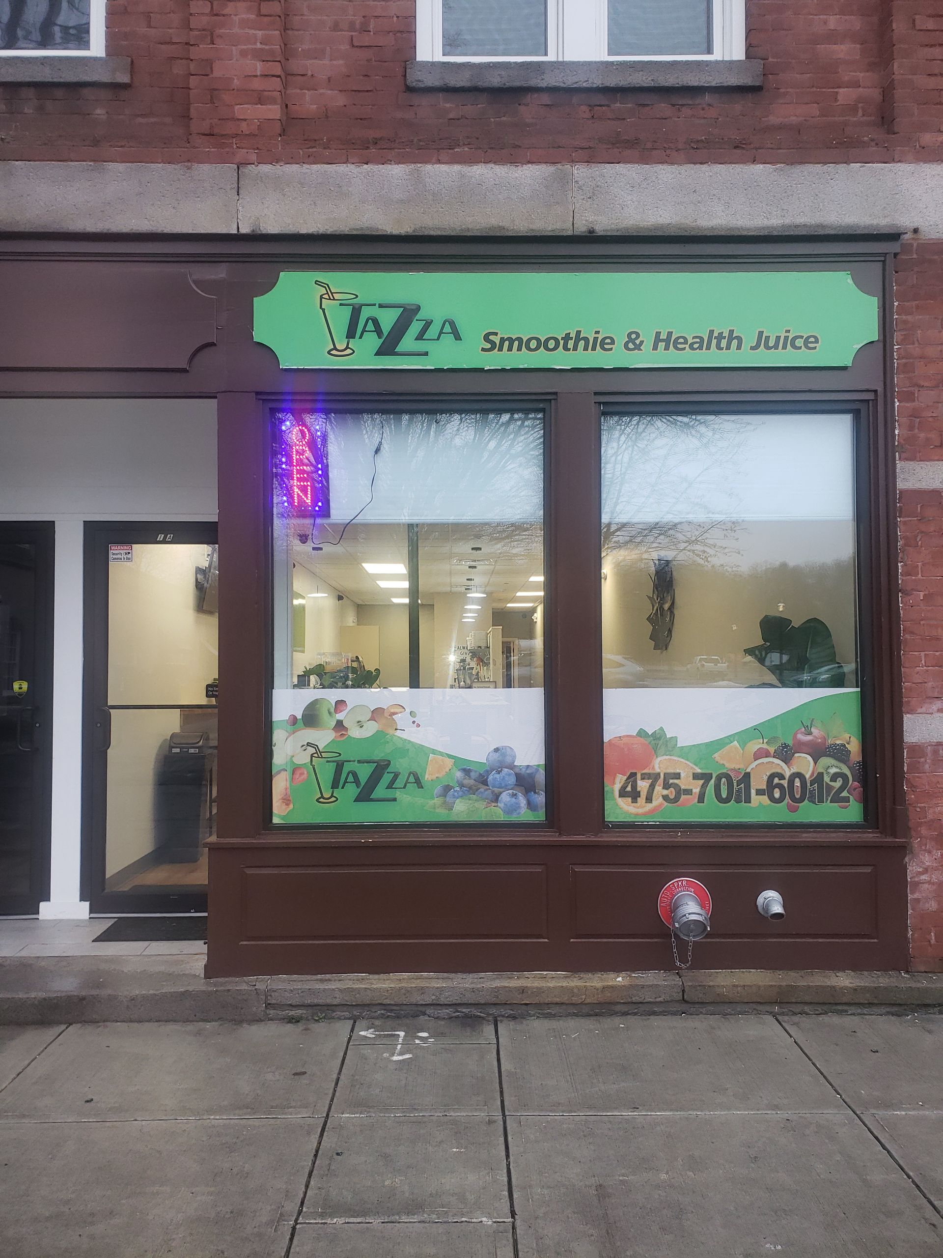 A store front with a green sign that says smoothies and health juice