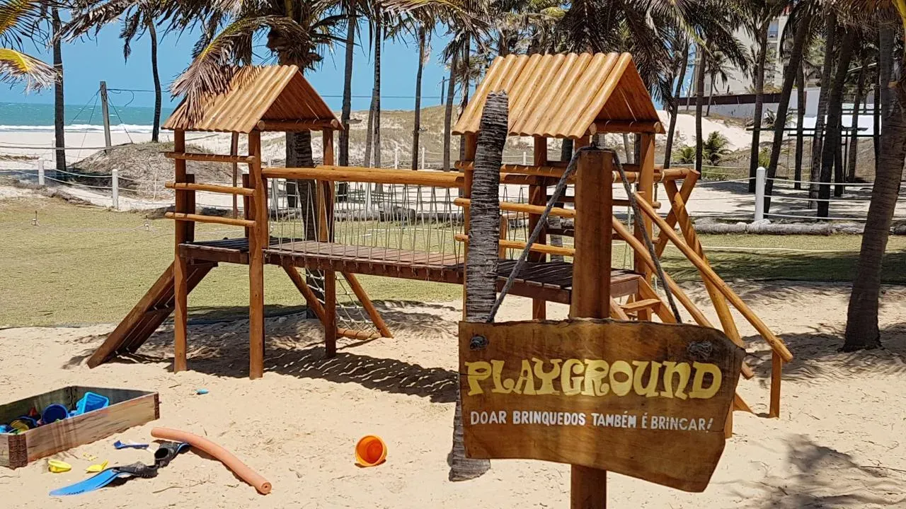 Crianças brincando na área de lazer