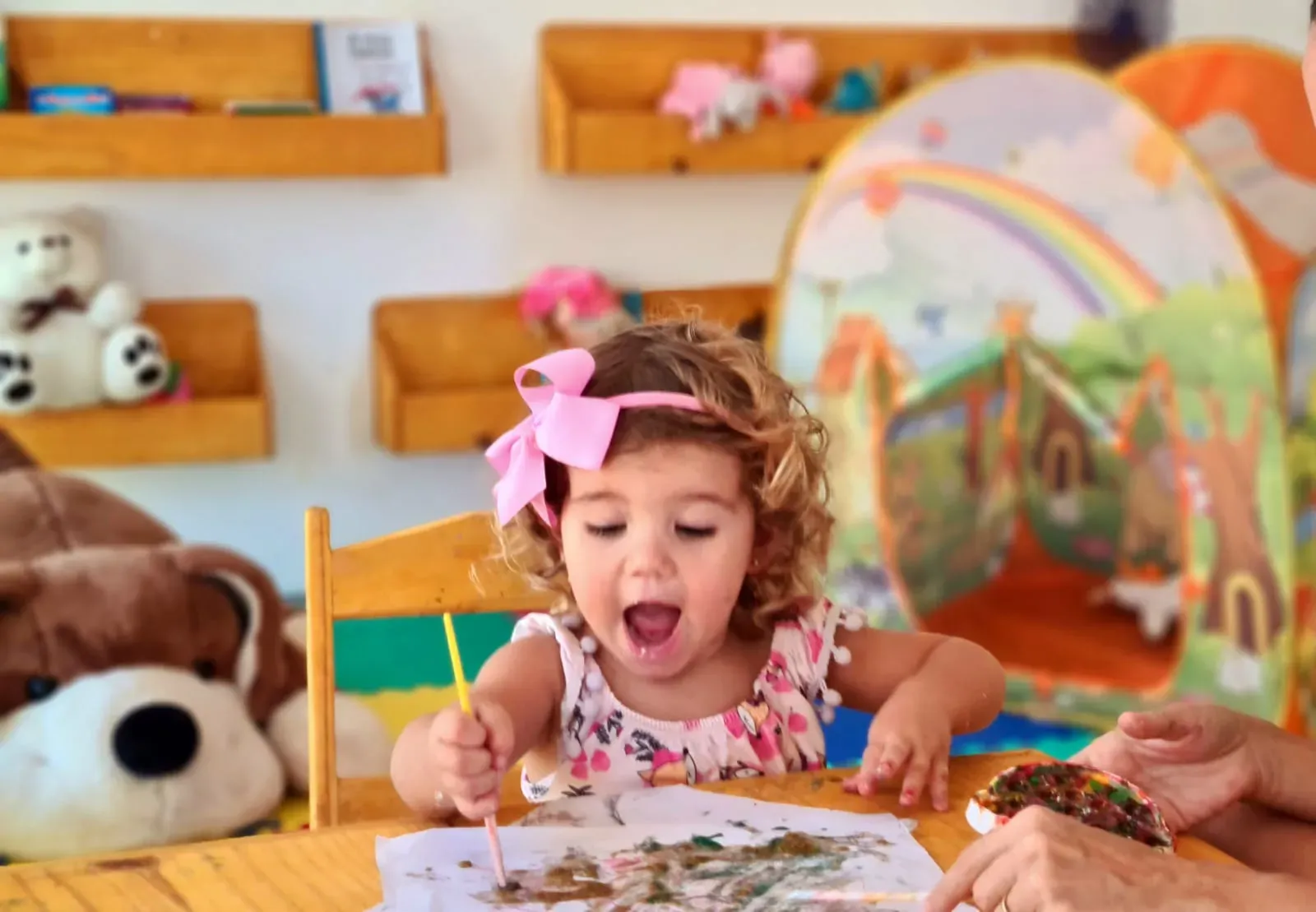 Crianças brincando na área de lazer