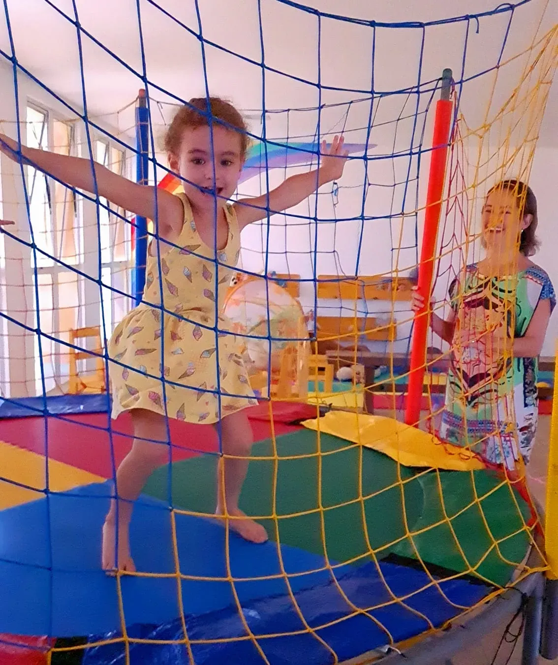 Criança  brincando no pula-pula na área de lazer