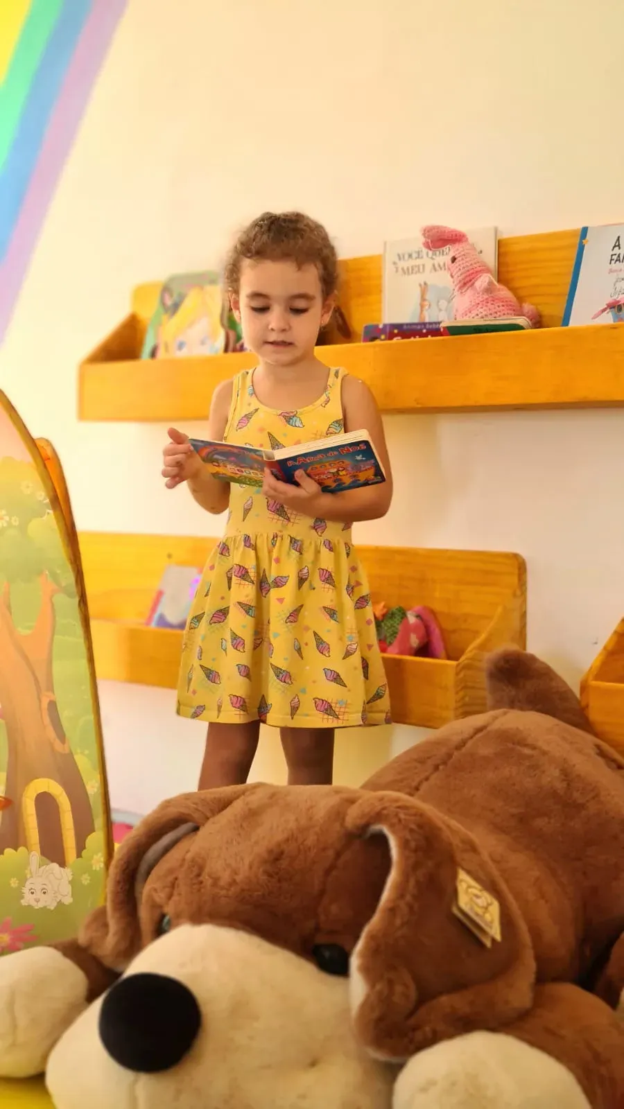 Criança brincando na área de lazer