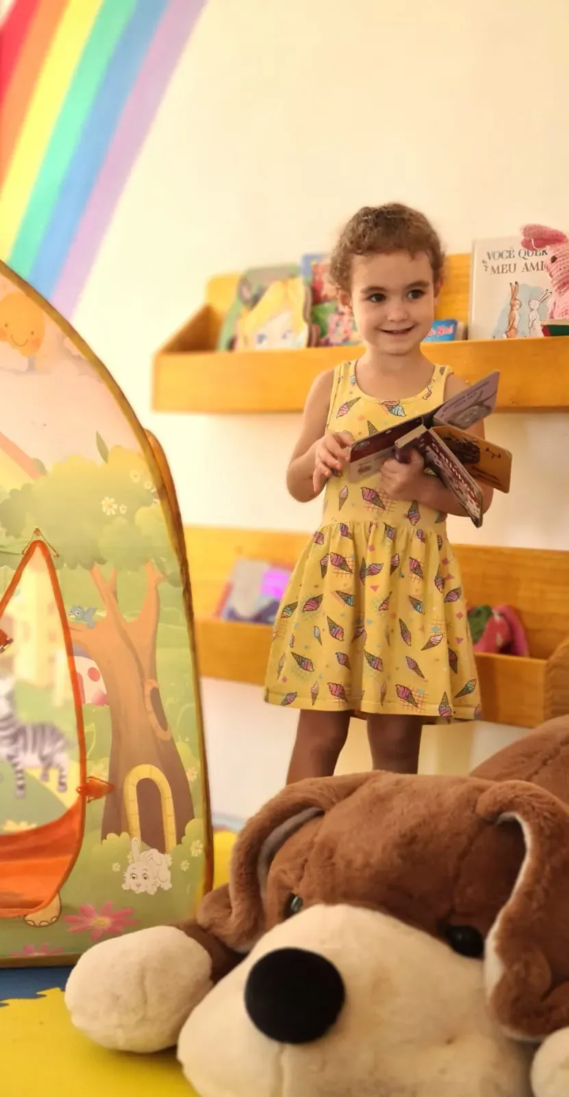 Crianças brincando na área de lazer