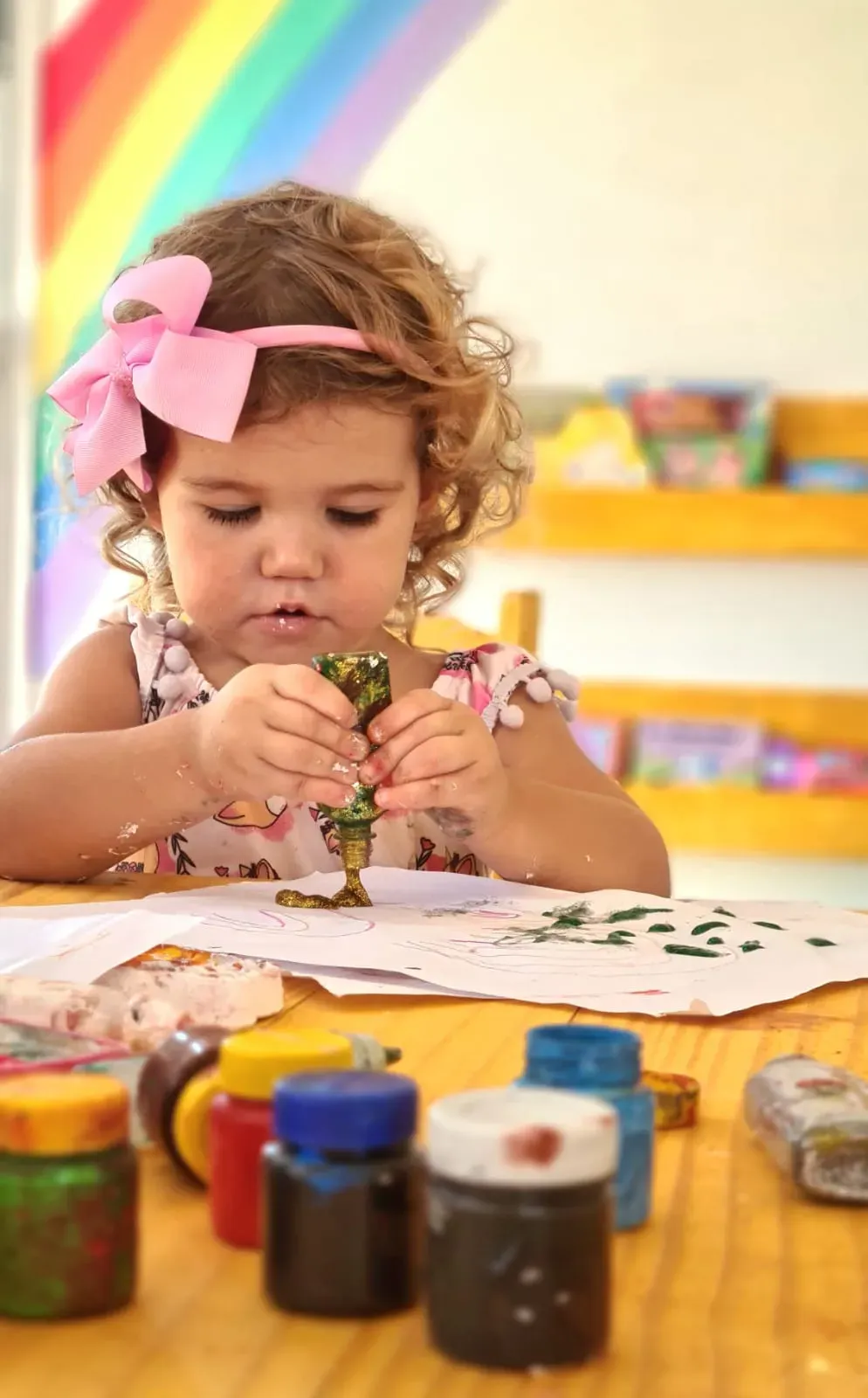 Criança brincando na área de lazer
