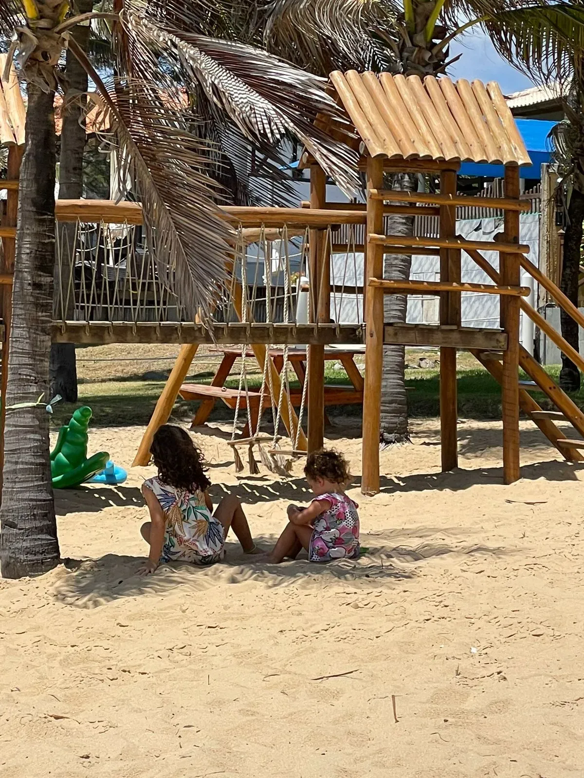 Crianças brincando na área de lazer