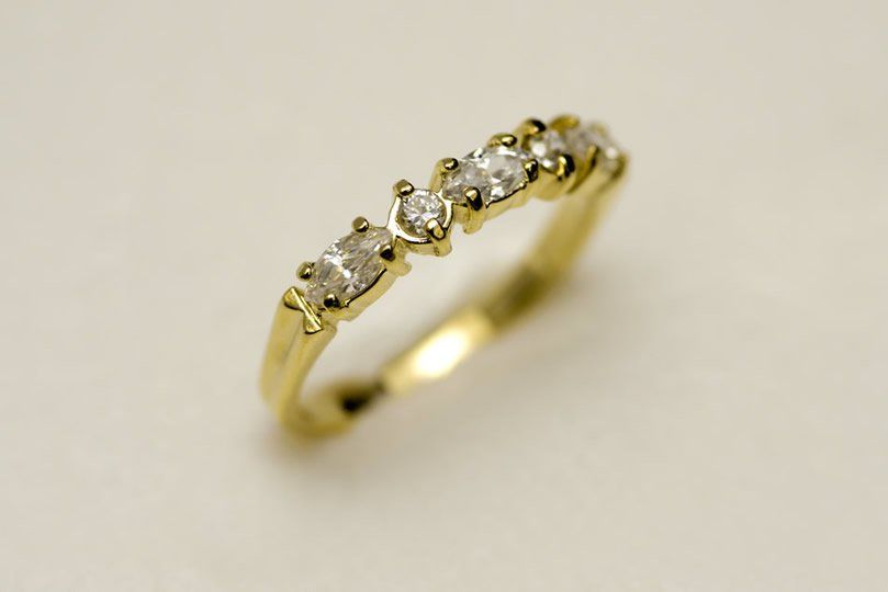 Anel Folheado a Ouro com Pedras de Zinco - Daruma Bijuterias