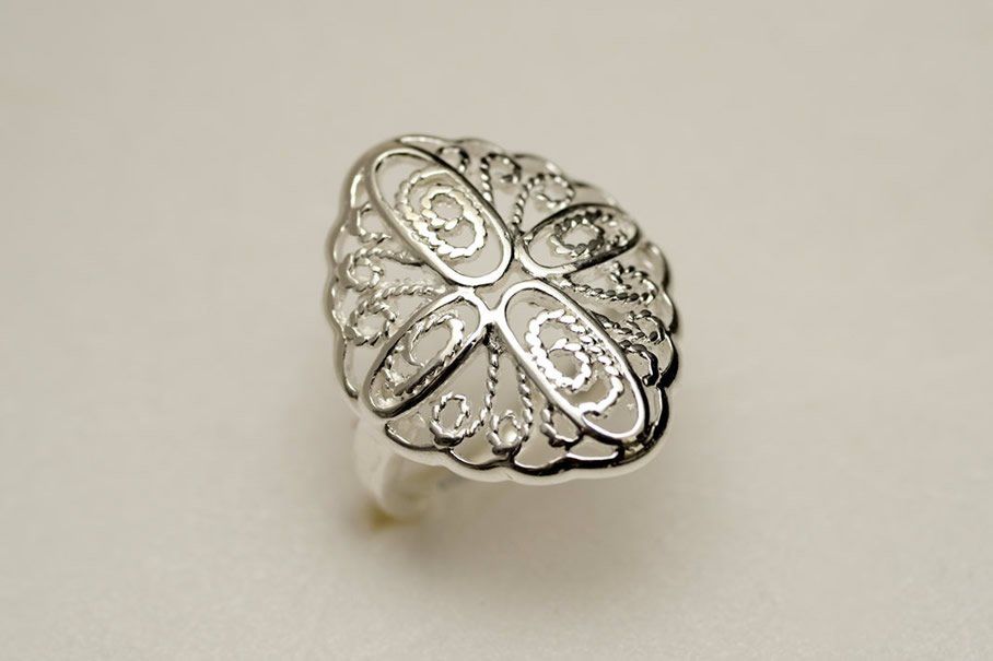 Anel Folheado a Prata com Detalhes Vazados - Daruma Bijuterias