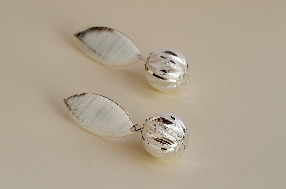 Brinco Folheado a Prata com Bola Brilhante - Daruma Bijuterias