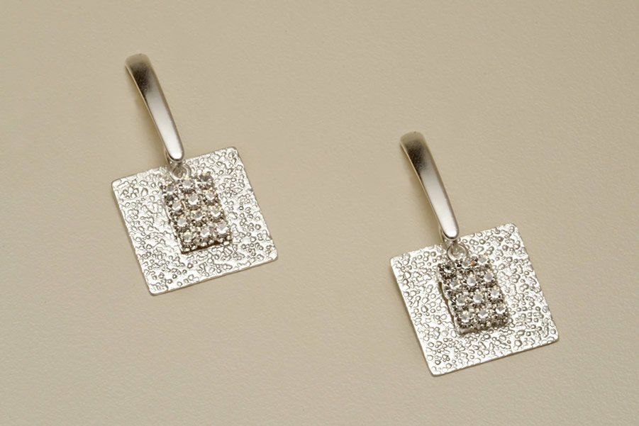 Brinco Folheado a Prata Quadrado com Pedras - Daruma Bijuterias