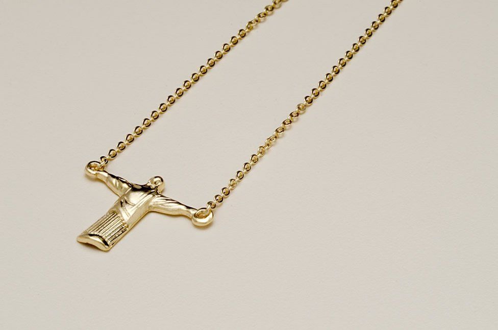 Colar Folheado a Ouro com Pingente Cristo Redentor - Daruma Bijuterias