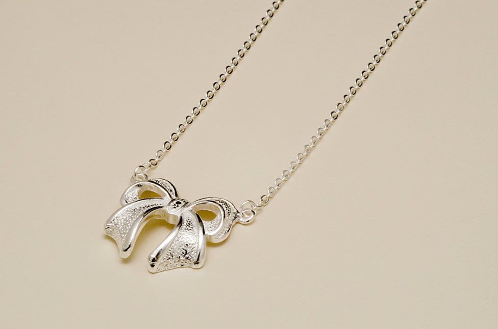 Colar Folheado a Prata com Pingente de Laço - Daruma Bijuterias