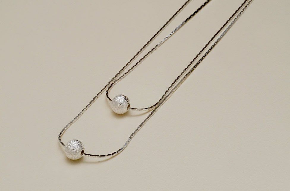 Colar Duplo Folheado a Prata com Pingente de Bola - Daruma Bijuterias