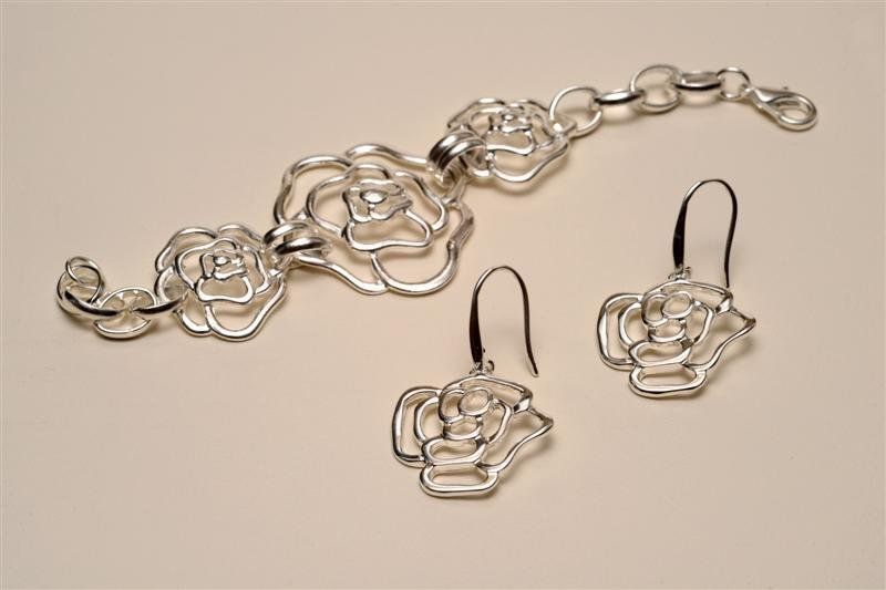 Pulseira e Brincos de Flor Vasados Folheados a Prata - Daruma Bijuterias