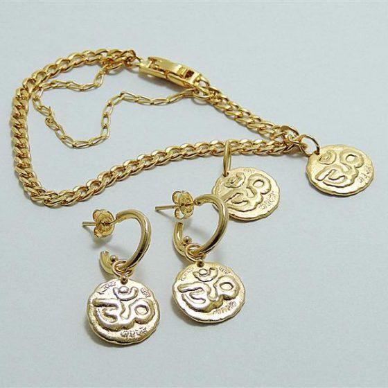 Pulseira e Brincos com Pingente do OM Folheados a Ouro - Daruma Bijuterias
