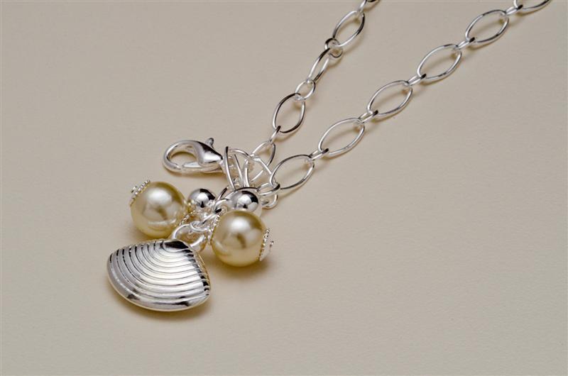 Pulseira Folheada a Prata com Pingentes - Daruma Bijuterias