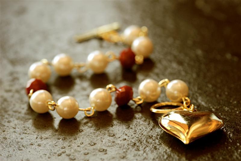 Pulseira Folheada a Ouro com Pingente de Coração - Daruma Bijuterias