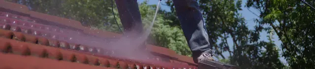 Grondige dakreiniging en gevelreiniging met hogedrukapparatuur voor een frisse en propere uitstraling van de woning.