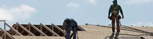 Uitvoering van een dakrenovatie in Mechelen met vernieuwde dakpannen en verstevigde dakconstructie.