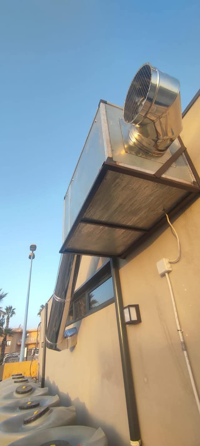 Un sistema di scarico con una presa d'aria metallica