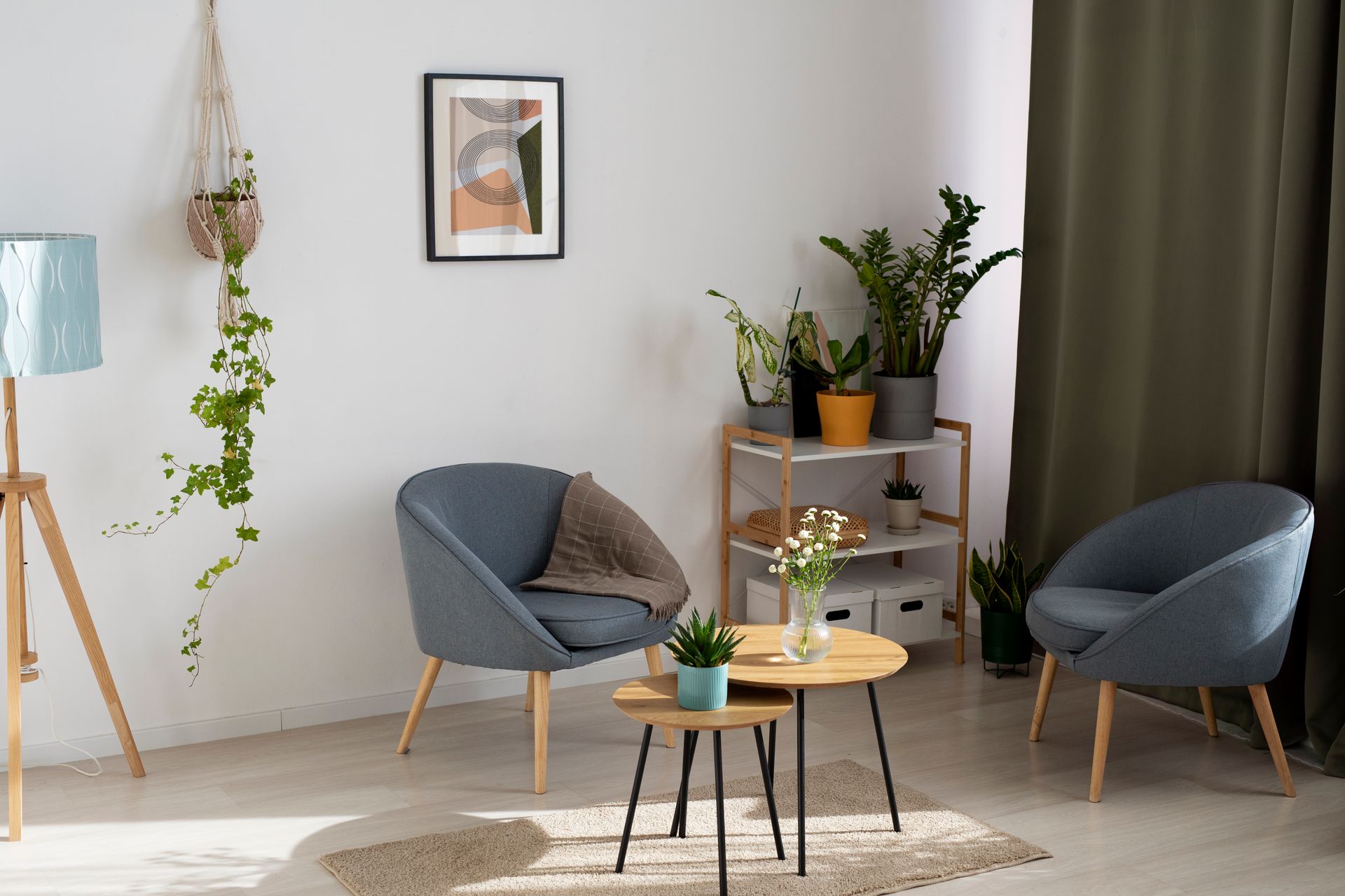 There are two chairs and a table in the living room.