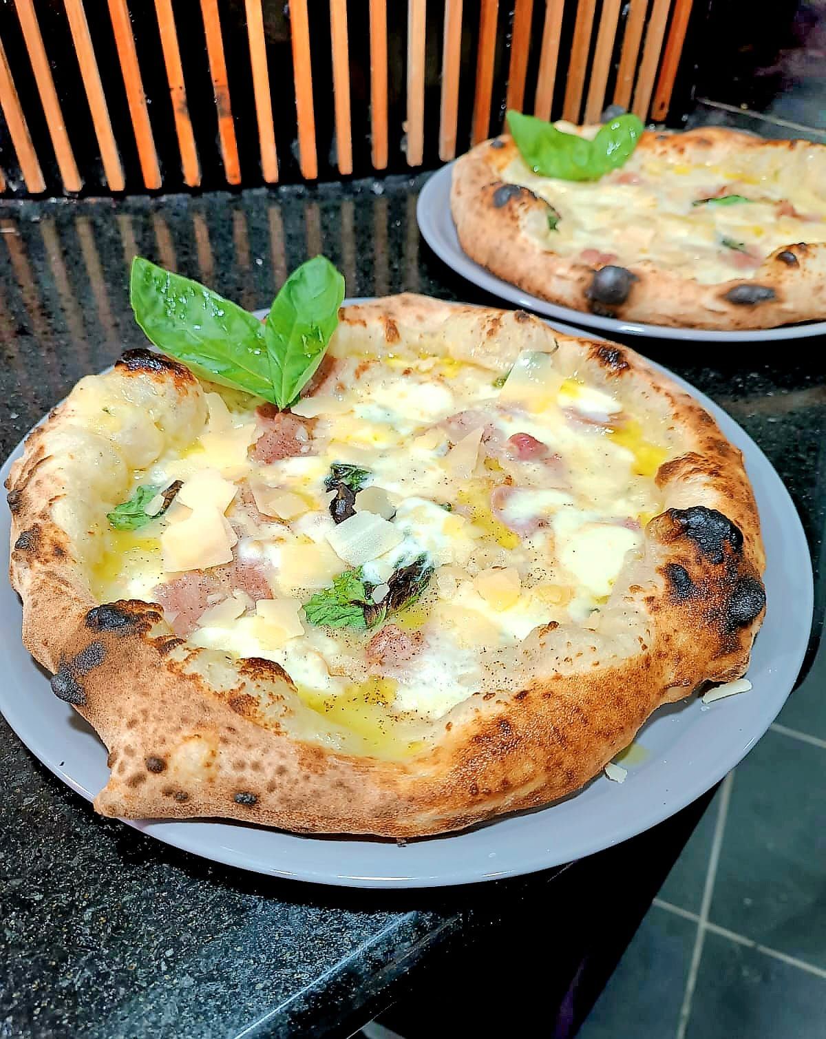 pizza con mozzarella di bufala