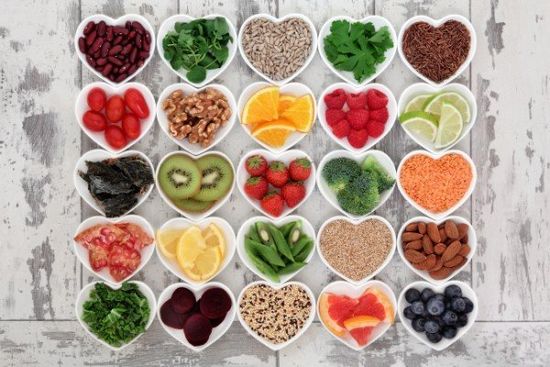 patti a forma di cuore contenenti frutta verdura e cereali