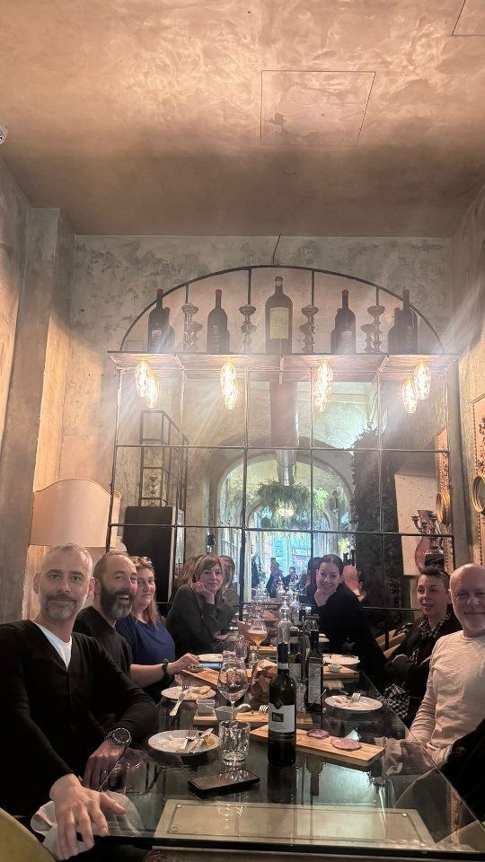 Gruppo di persone sedute al tavolo dell'Osteria Cavurrino