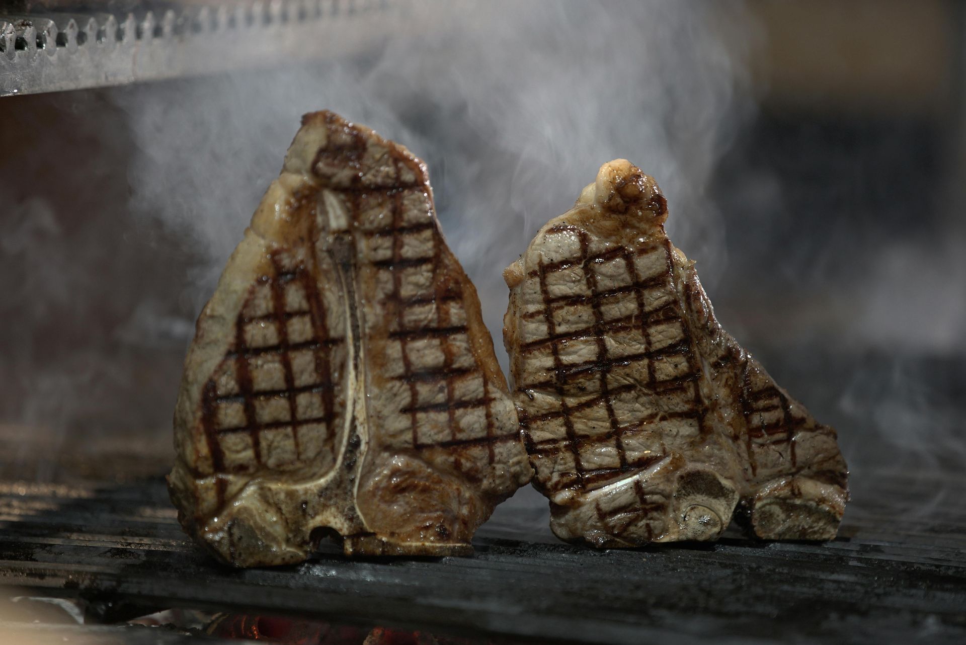 bistecche alla fiorentina su griglia
