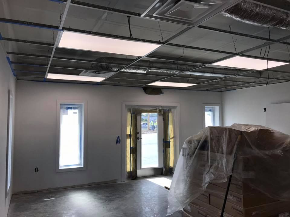 A room with a ceiling that has a lot of lights on it.