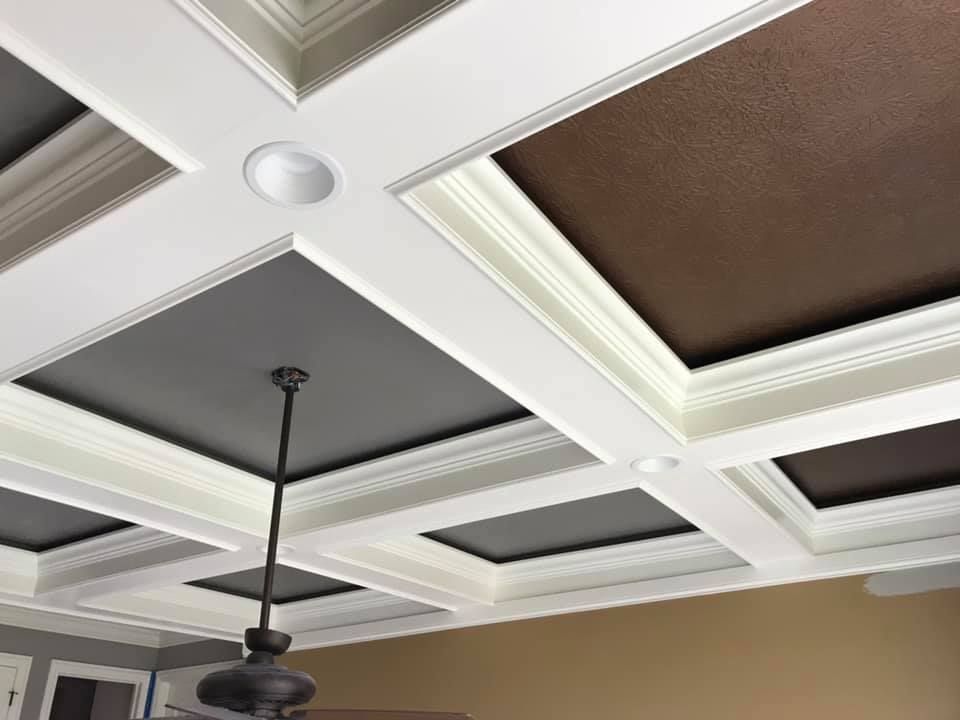 A ceiling fan is hanging from the ceiling of a room