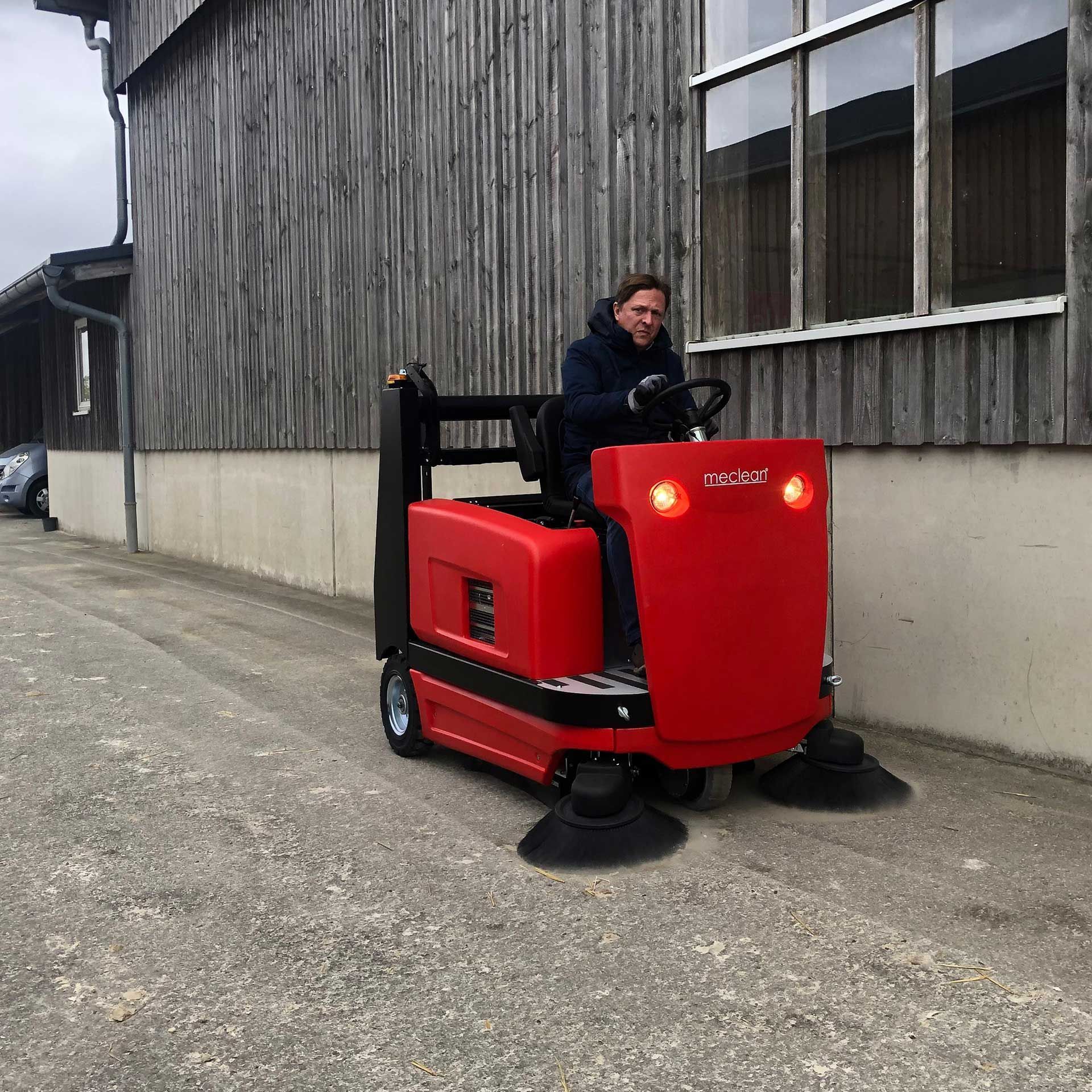 Meclean industriel balayeuse à moteur diesel BUSTER 1300TTD balayage le long du bord manege equestre