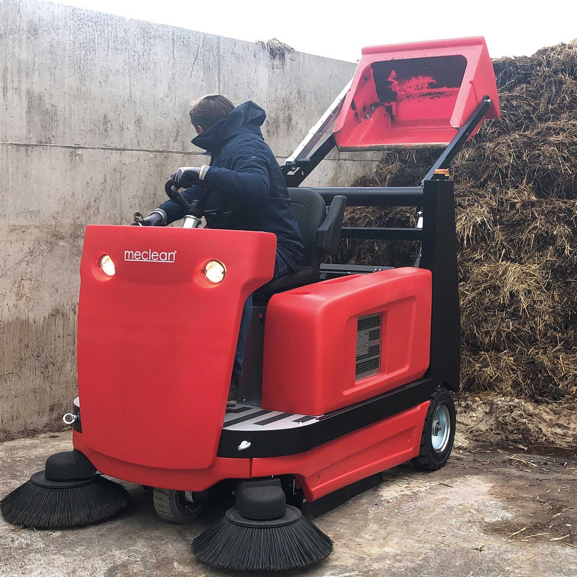 Meclean industriel balayeuse à moteur diesel BUSTER 1300TTD systeme a haut deversement en action