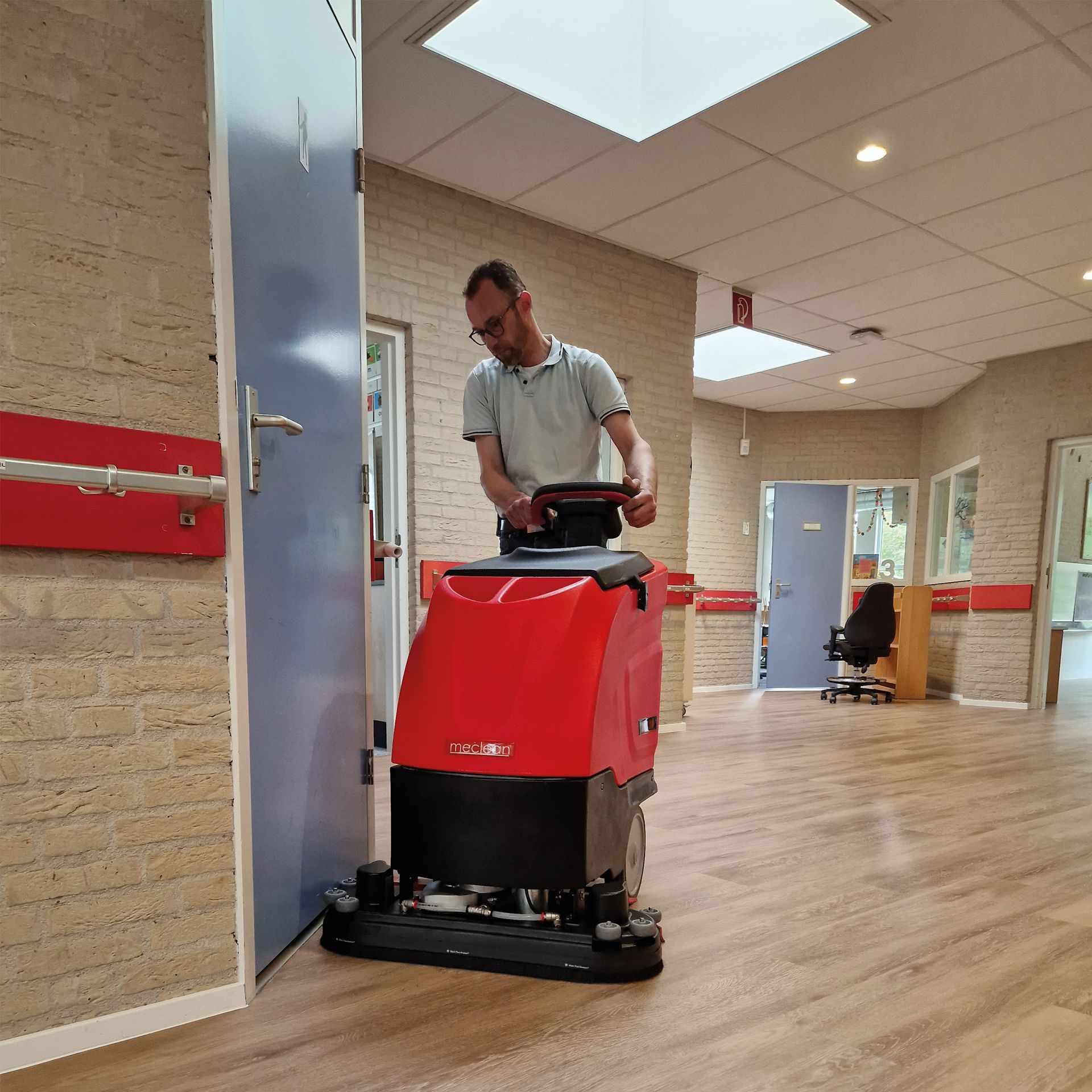 Meclean POWERSCRUB 70.20D sur plancher de bois bureau