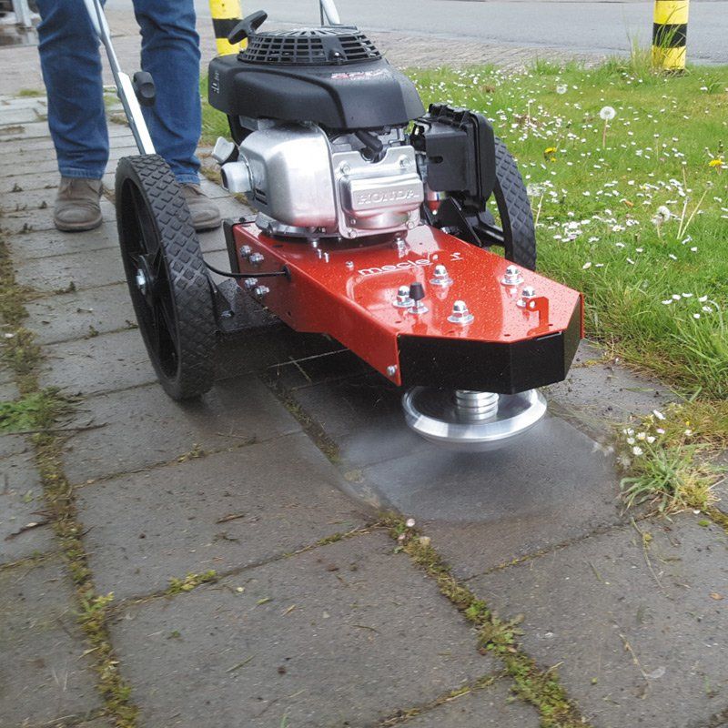Meclean onkruidbestrijdinsmachine benzinemotor aandrijving WEEDSWEEP In actie op locatie
