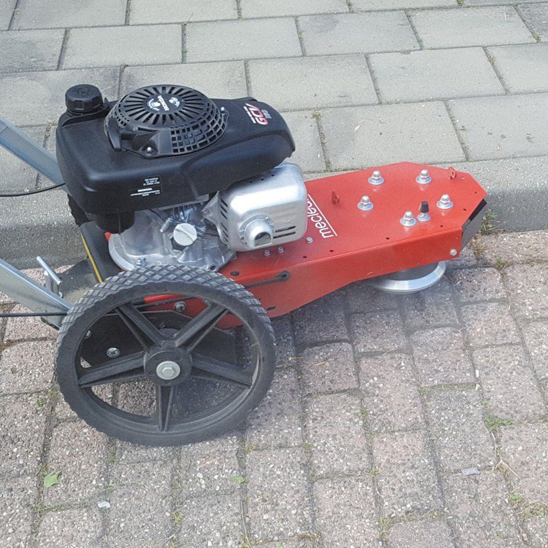 Meclean onkruidbestrijdinsmachine benzinemotor aandrijving WEEDSWEEP Zijaanzicht