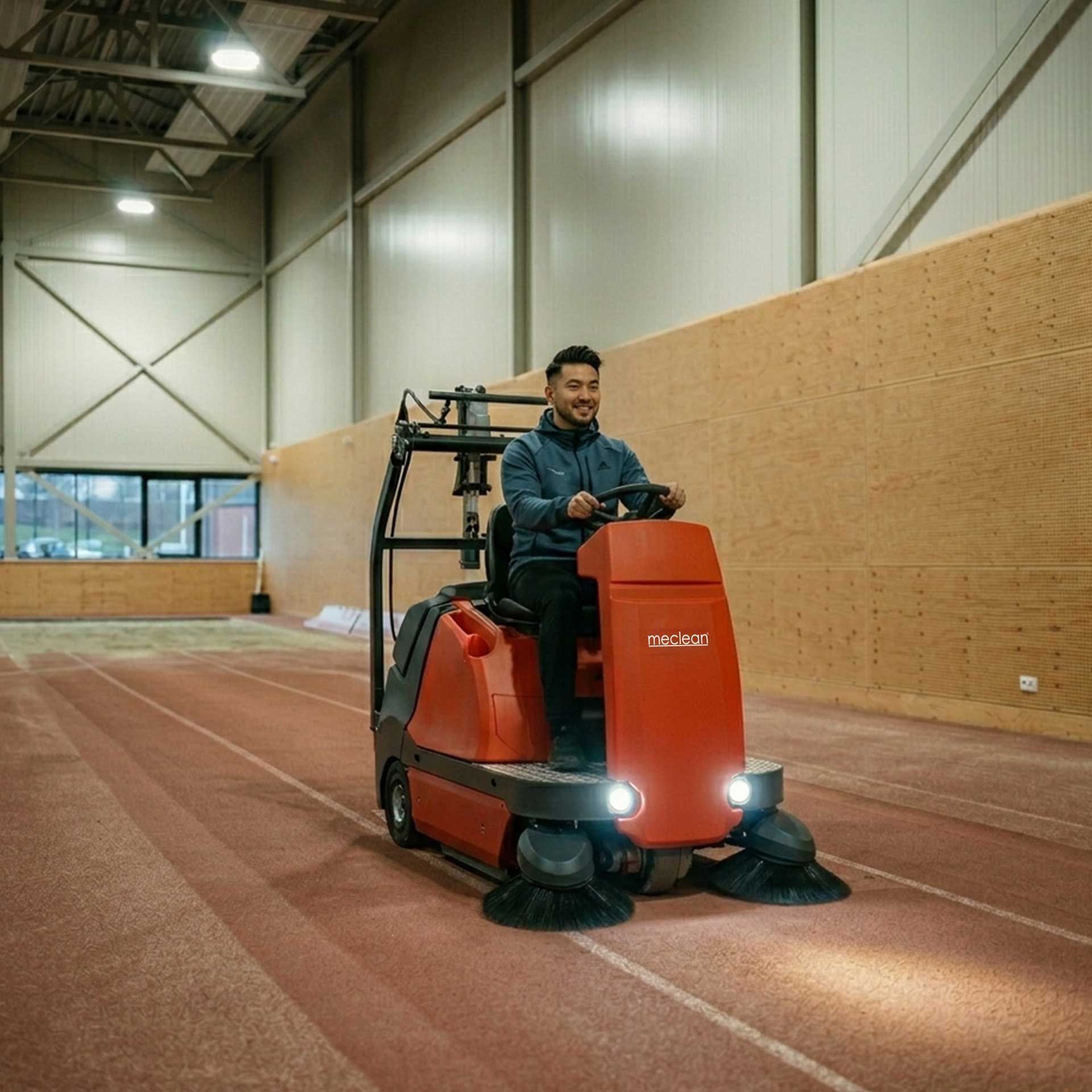 Meclean BUSTER 1150 balayeuse balayage sur piste de athletisme dans complexe sportif