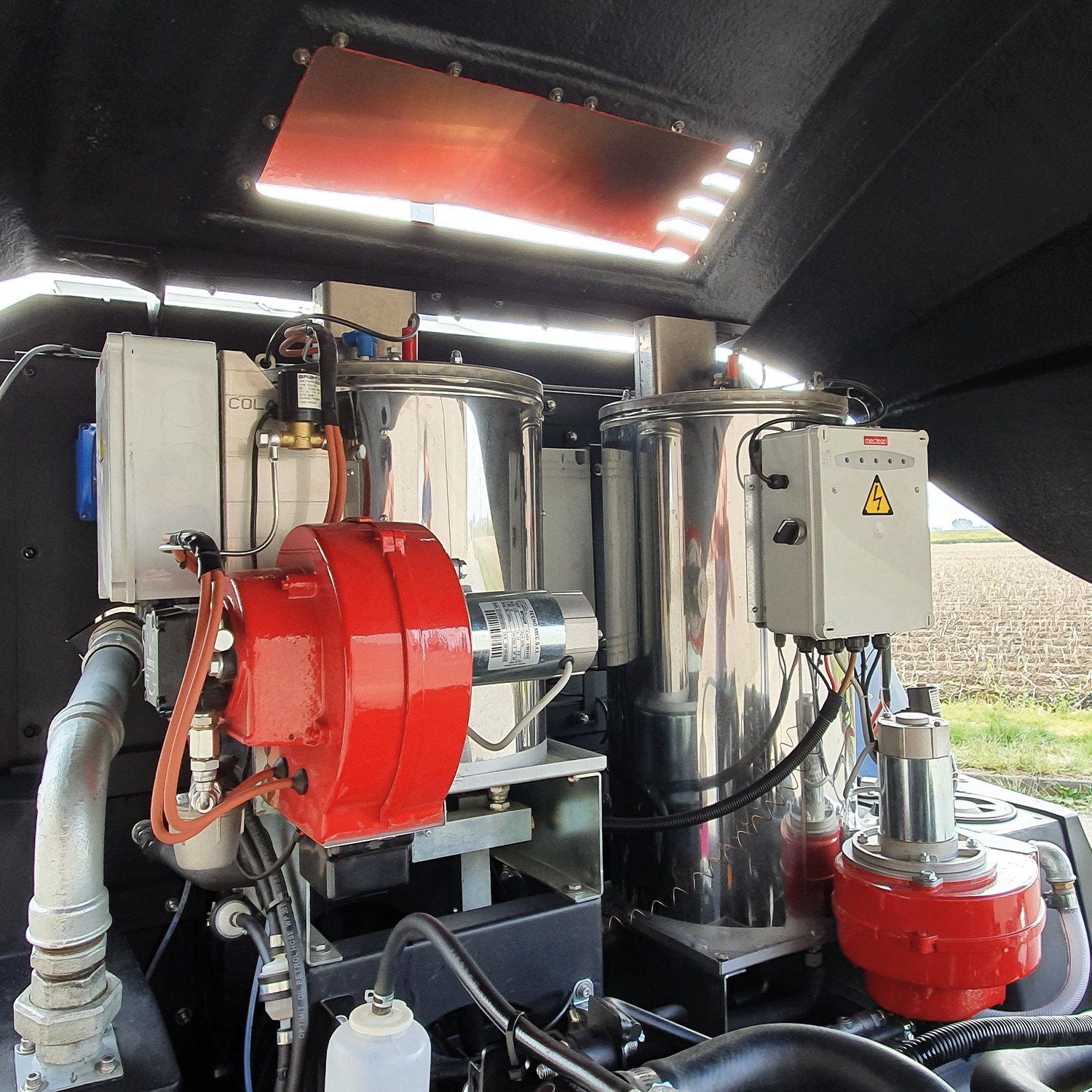 Meclean remorque haute pression Trailerjet TJM 200/21 entrainement par moteur diesel detail interieur double burner