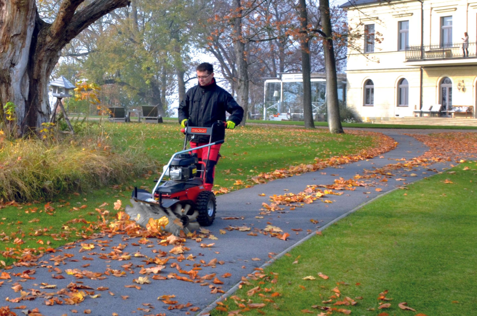 Meclean balayeuse d'extérieur
à batterie Frontsweep Pro 102B
