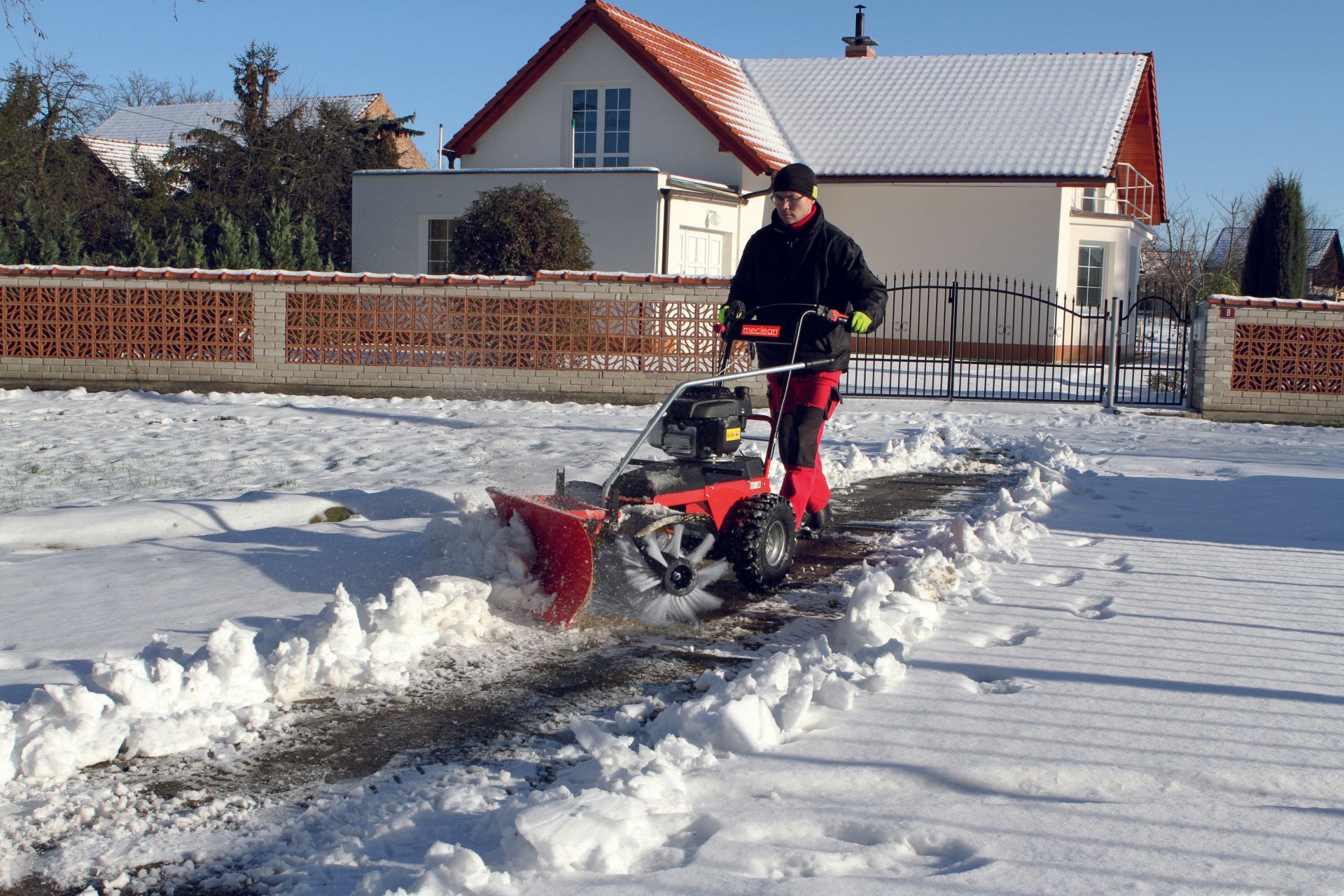 Meclean veegmachine benzinemotor aandrijving frontsweep pro 102 sneeuwruimen