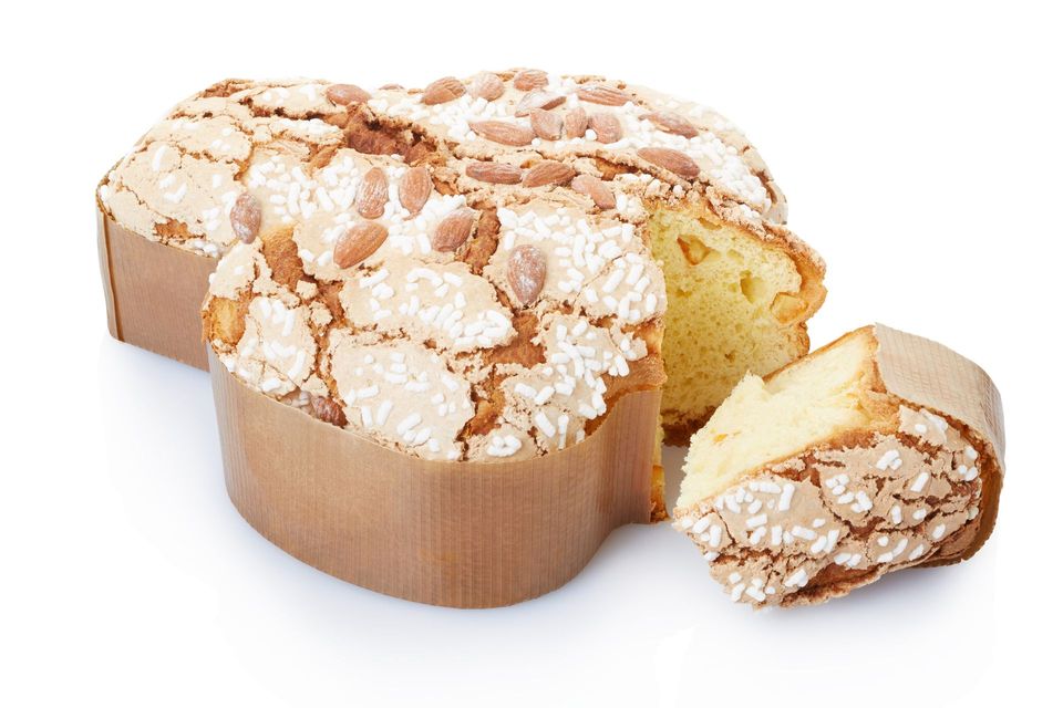 Una torta a forma di uccello da cui è stata tolta una fetta
