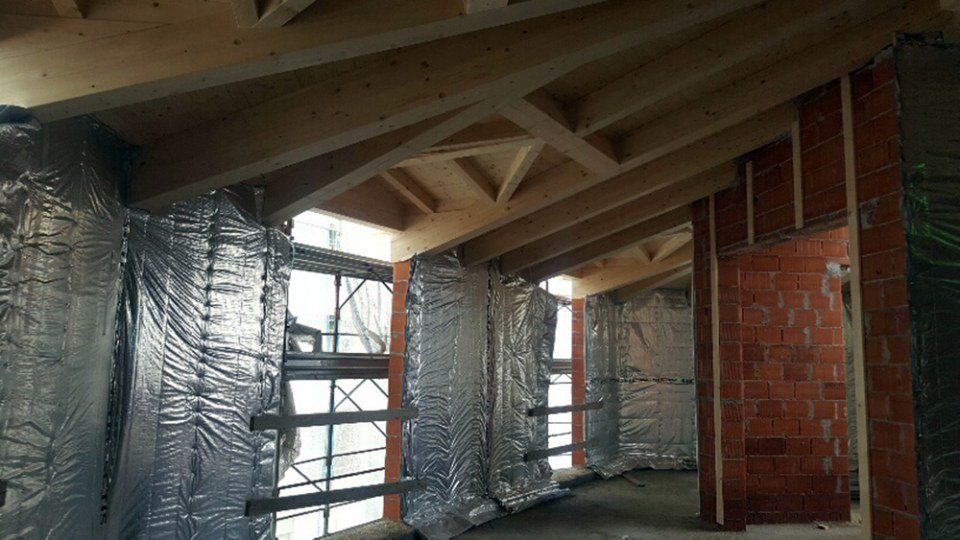 interni edificio con travi in legno