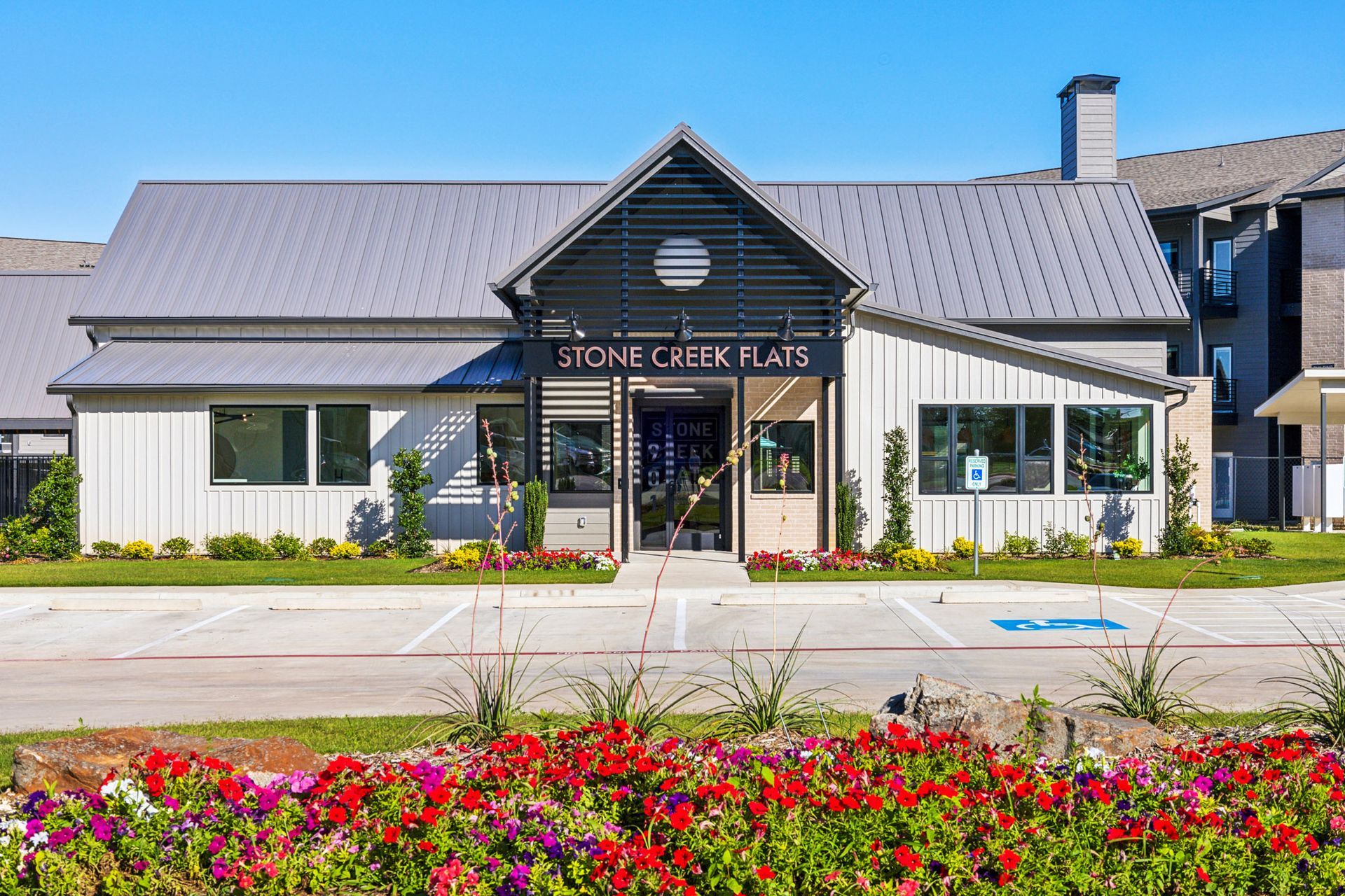 Go to stonecreekflats.com
