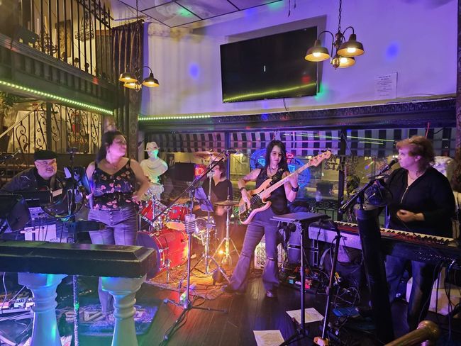 The Divas Band Live at Sam's Bar & Grill