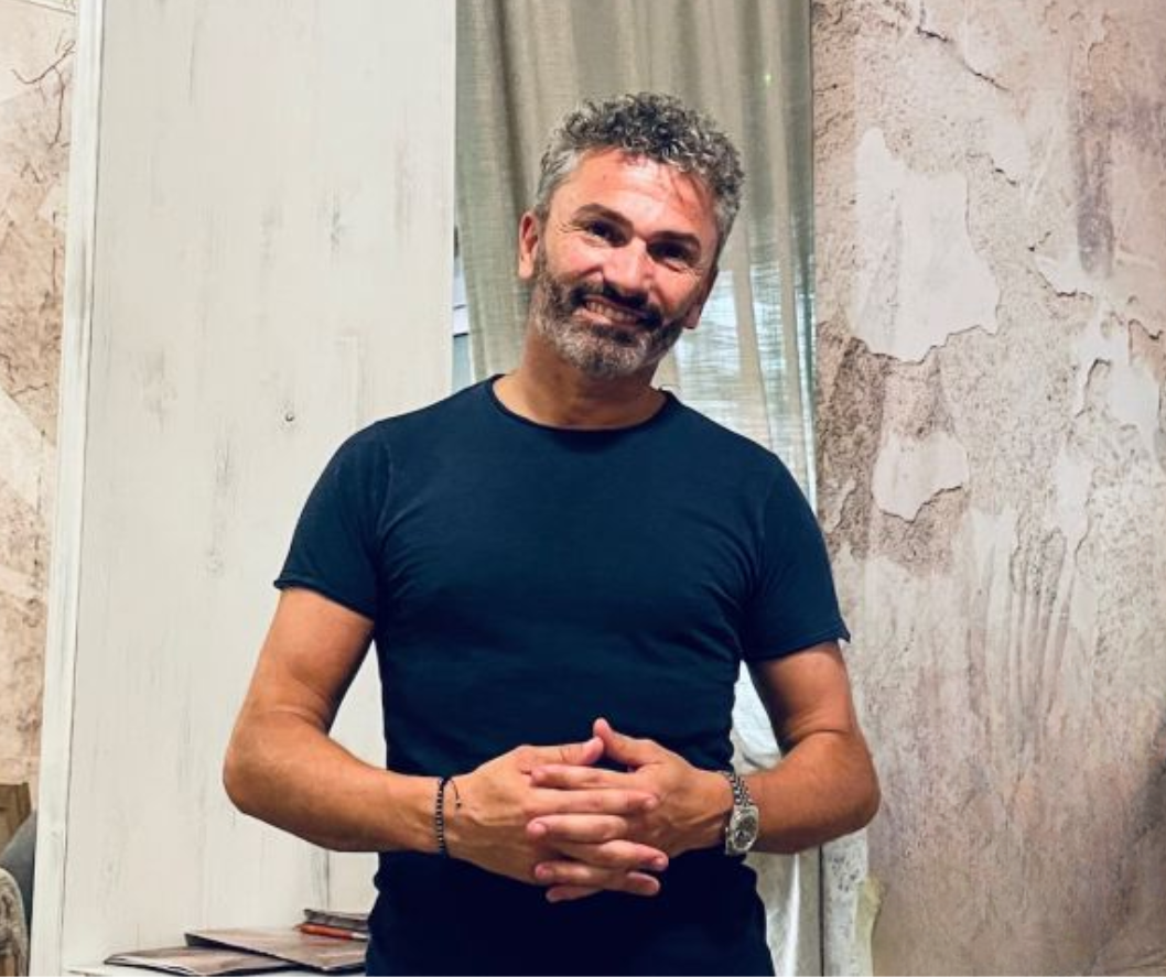 tavolo di un ristorante con arredi shabby