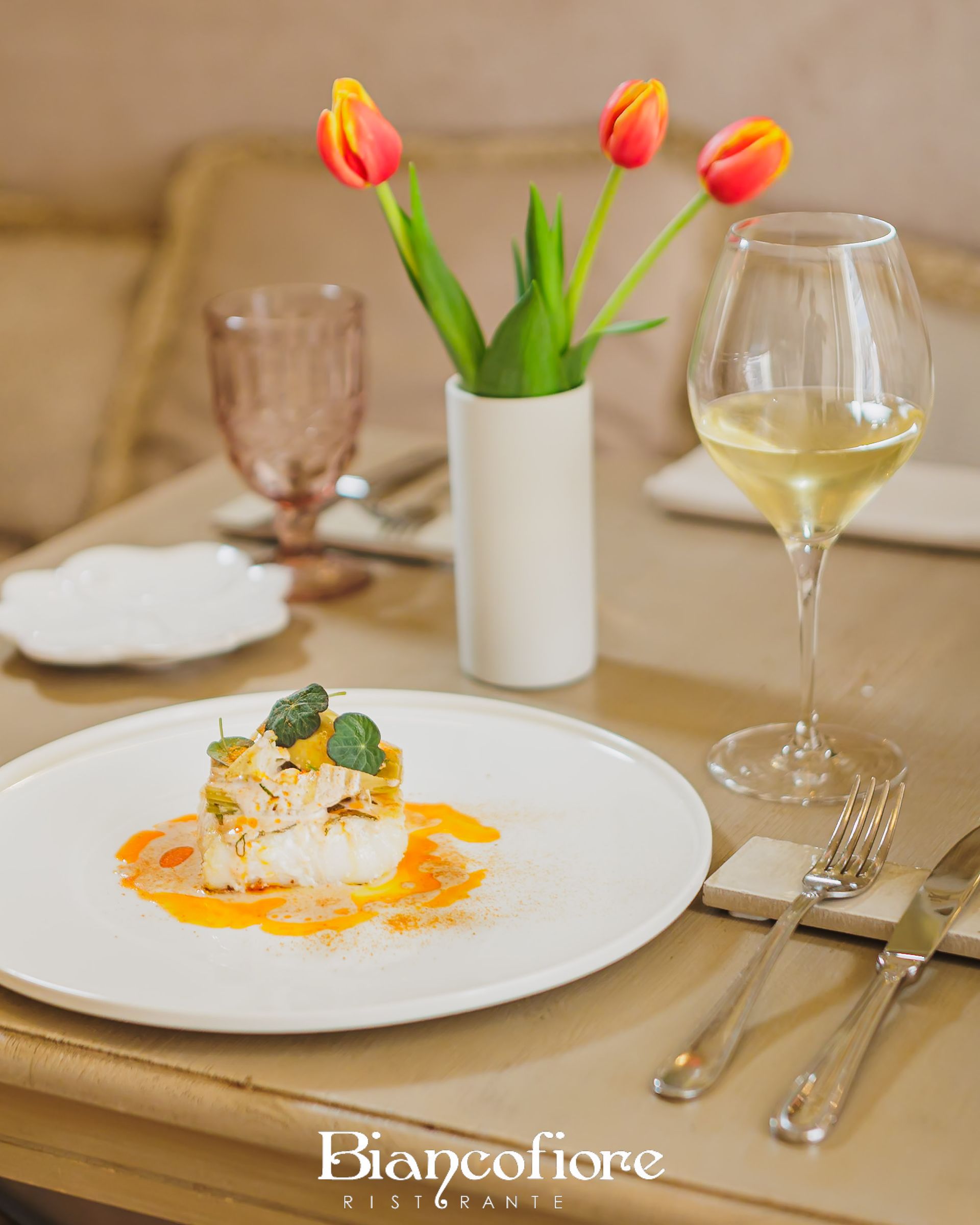 tavolo di un ristorante con fiori gialli