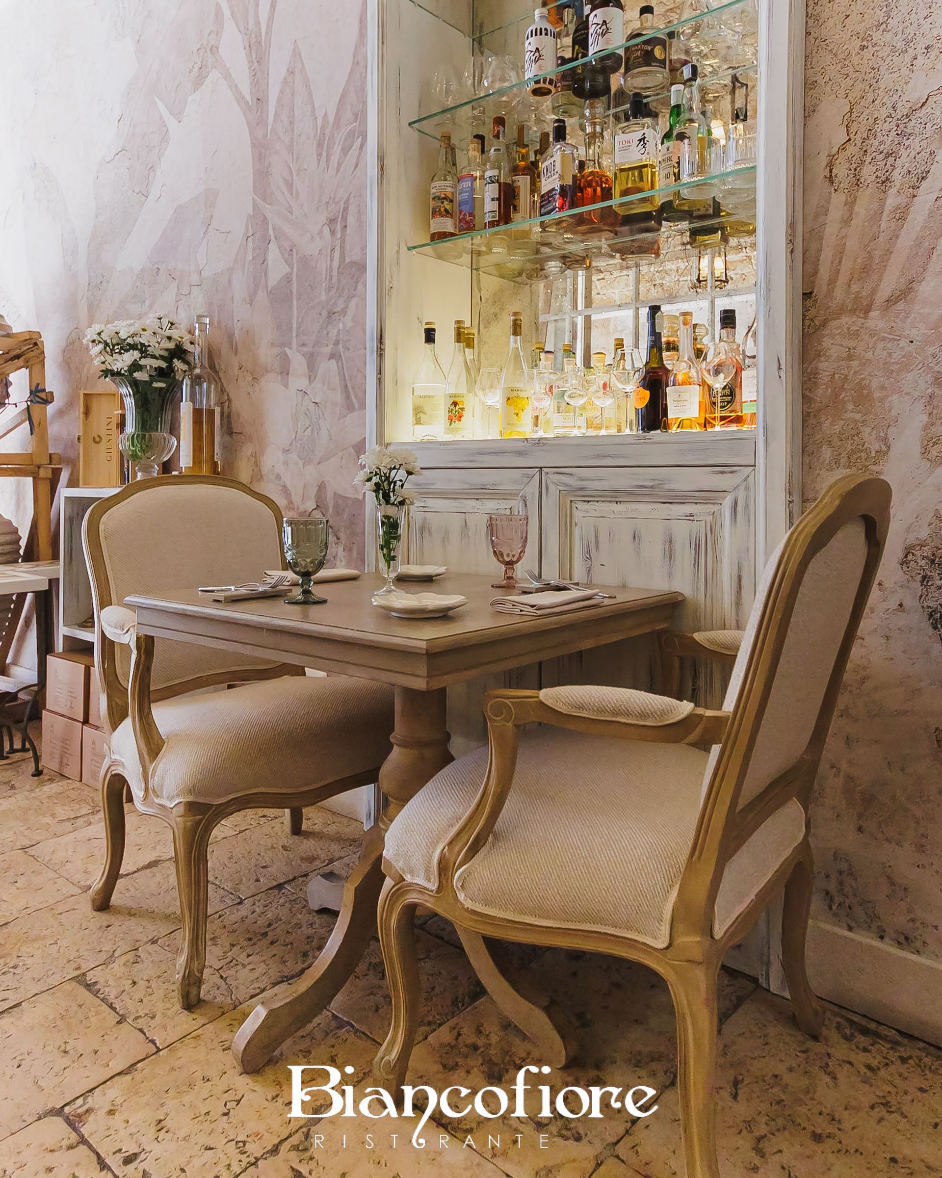 sala di un ristorante con soffitto in pietra e arredi shabby