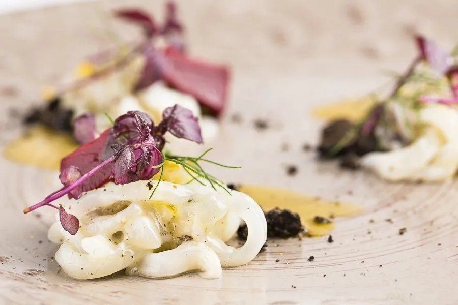 piatto con anelli di totano e fiorellini viola