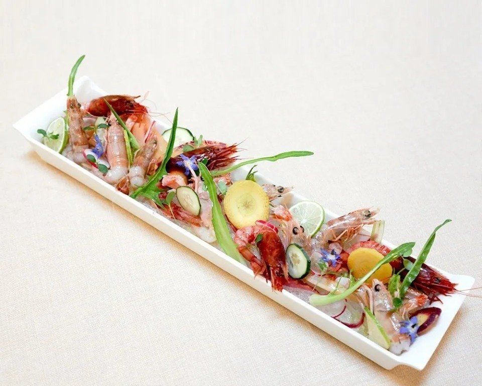 piatto lungo con gamberi e scampi crudi