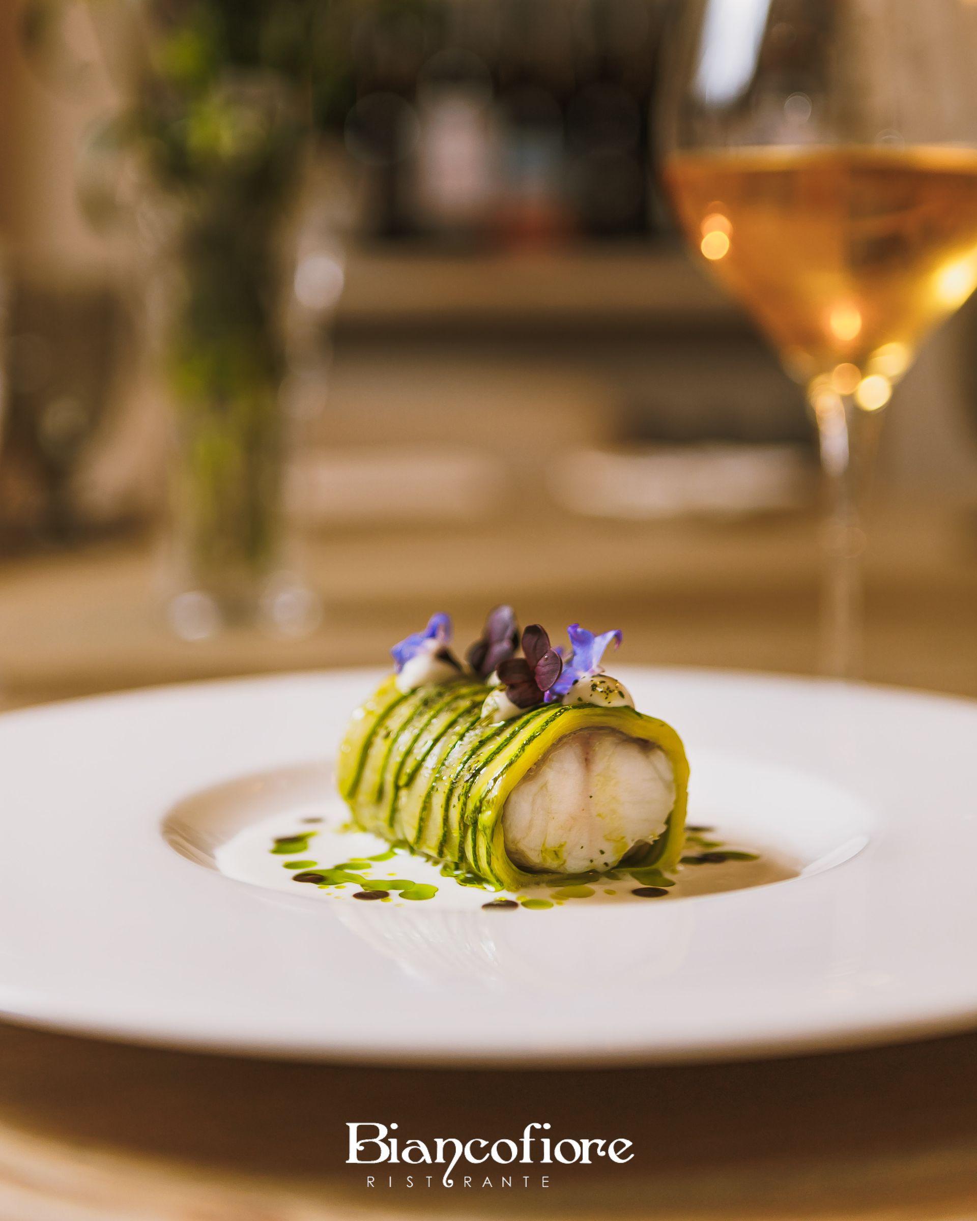 piatto a base di pesce crudo guarnito con fiori viola